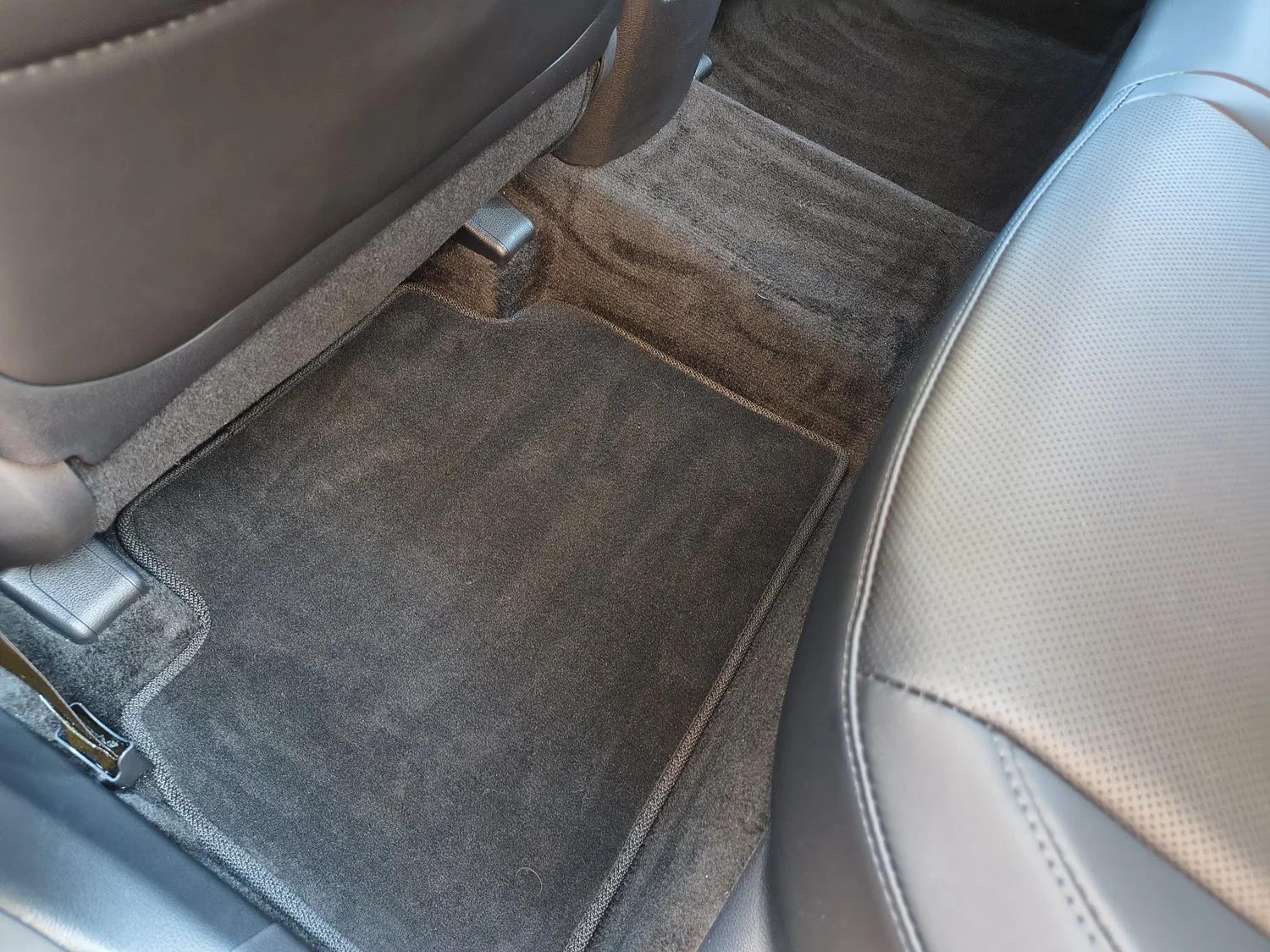 Rear footwell carpet and floor mat after a deep interior clean